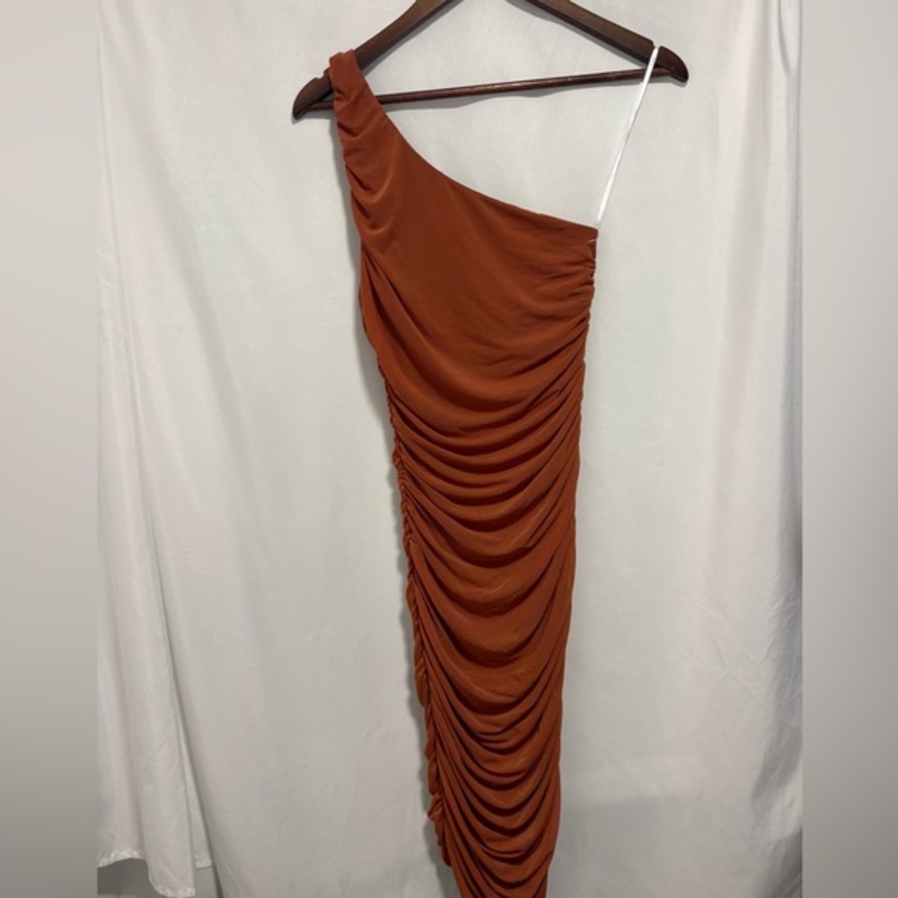 Lulus Rust One Shoulder Ruched Midi Dress – Size M - Picture 4 of 6